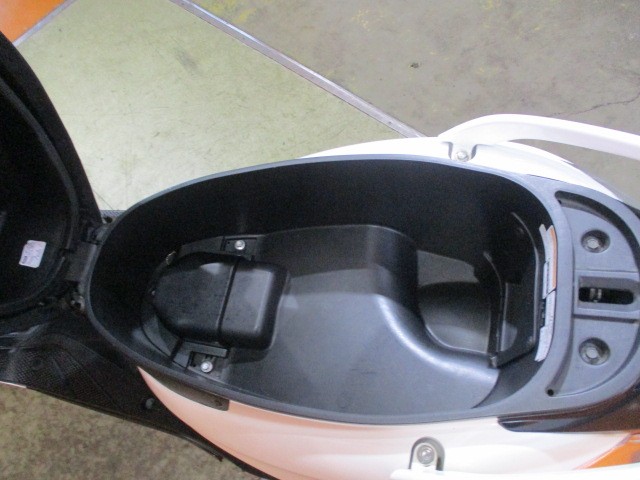 アクシスＺはこの広いメットインが本当に人気ですよ！正に通勤のためのバイク！本当に乗り易いですよ！